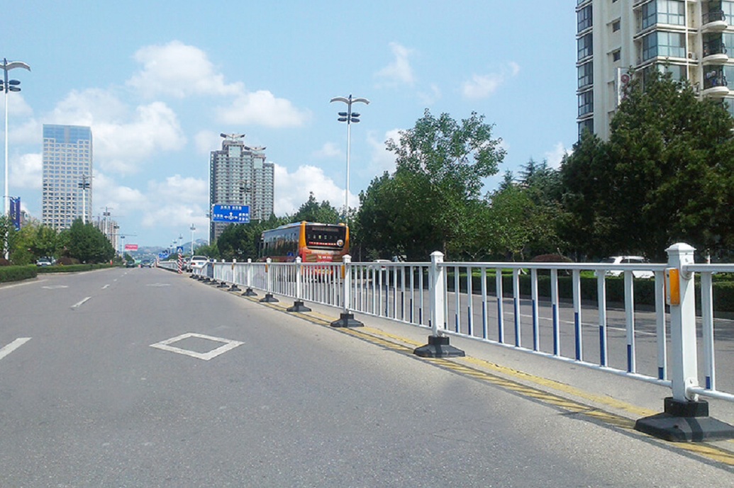 愛可青市政護欄用在武漢市政建設，共15萬米